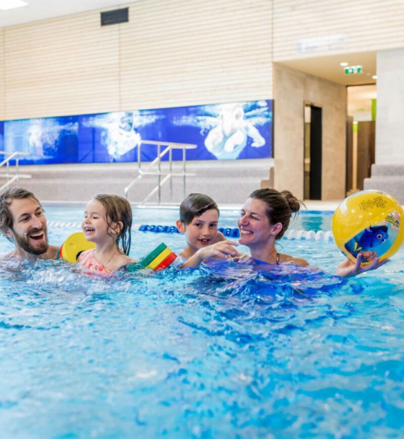 Kinder spielen im flachen Familienbecken