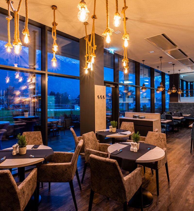 Gedeckte Tische im Restaurant Surfers