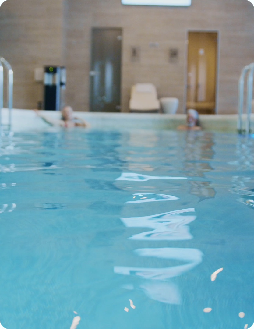 Ruhiges Hallenbad mit hellem Wasser