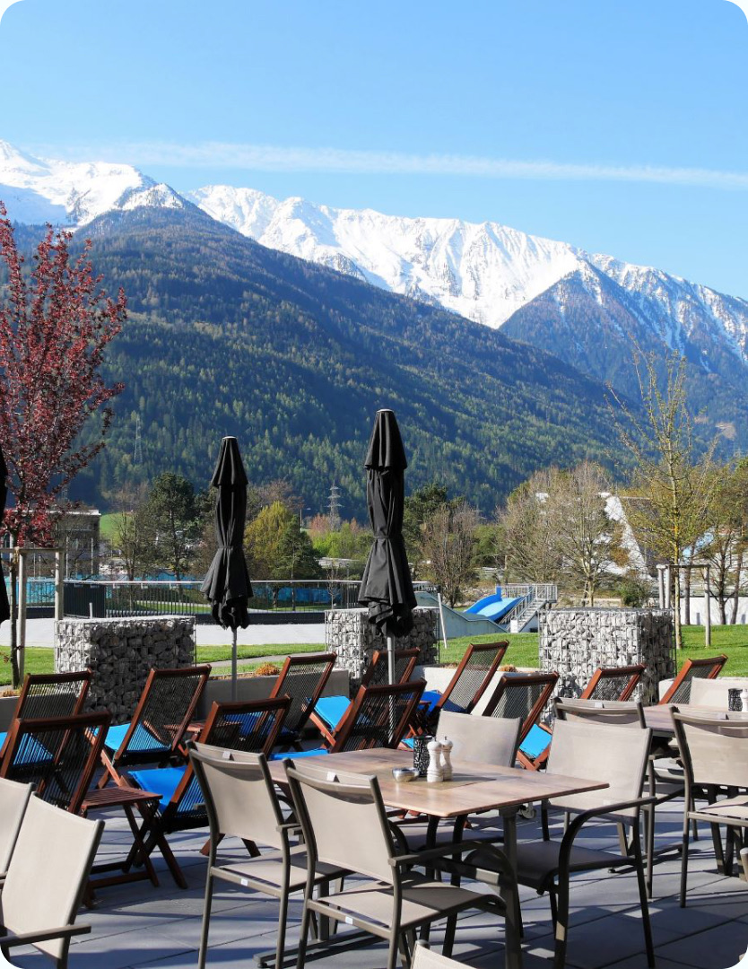 Sonnenterrasse des Restaurants mit Blick auf schneebedeckte Berge