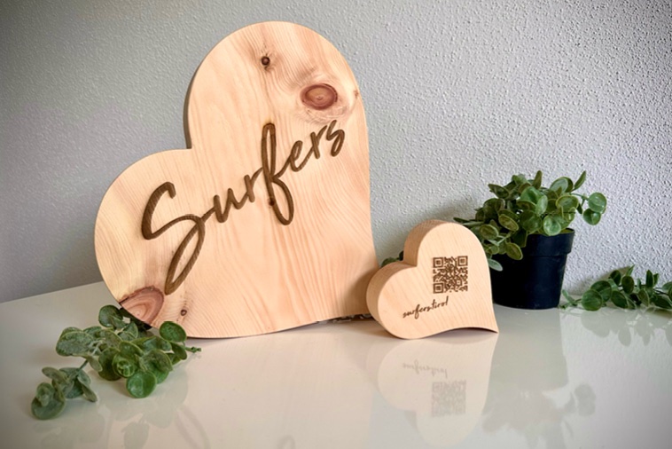 Holzherz mit Surfers-Gravur als Tischdeko