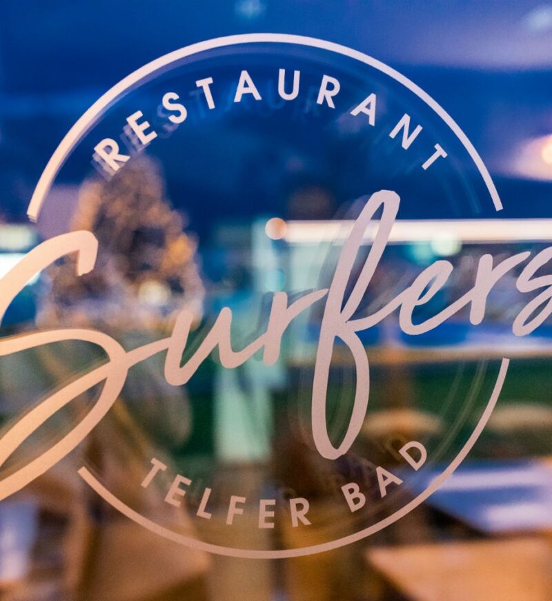 Surfers-Logo an der Glasscheibe des Restaurants