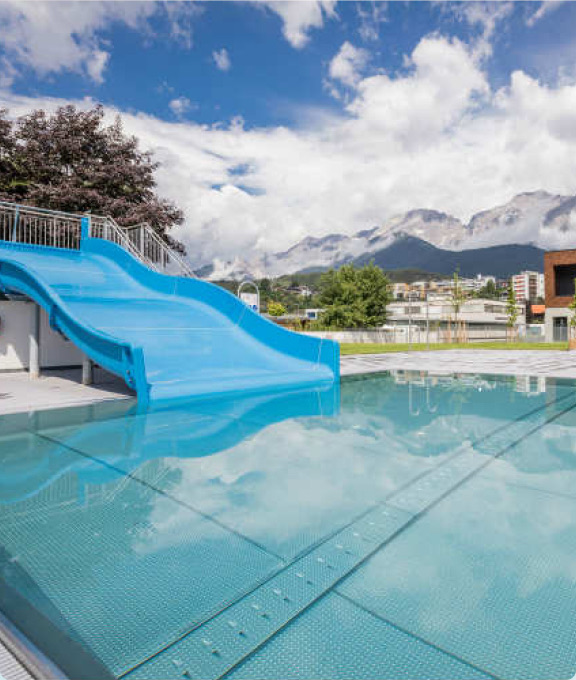 Wasserrutsche im Freibad unter blauem Himmel