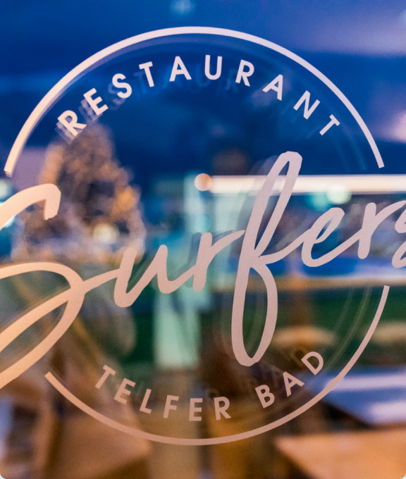 Logo des Restaurants Surfers an der Glasscheibe