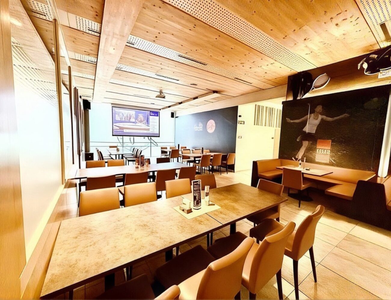 Gastraum der Surfers Sportsbar mit Holzdecke und Leinwand